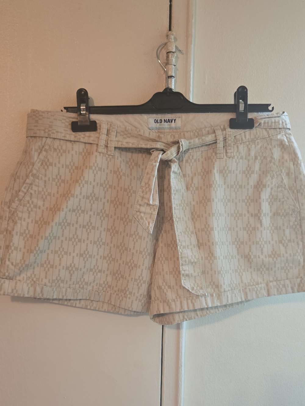 Old Navy Beige Patterned Tie-Waist Women's Shorts
